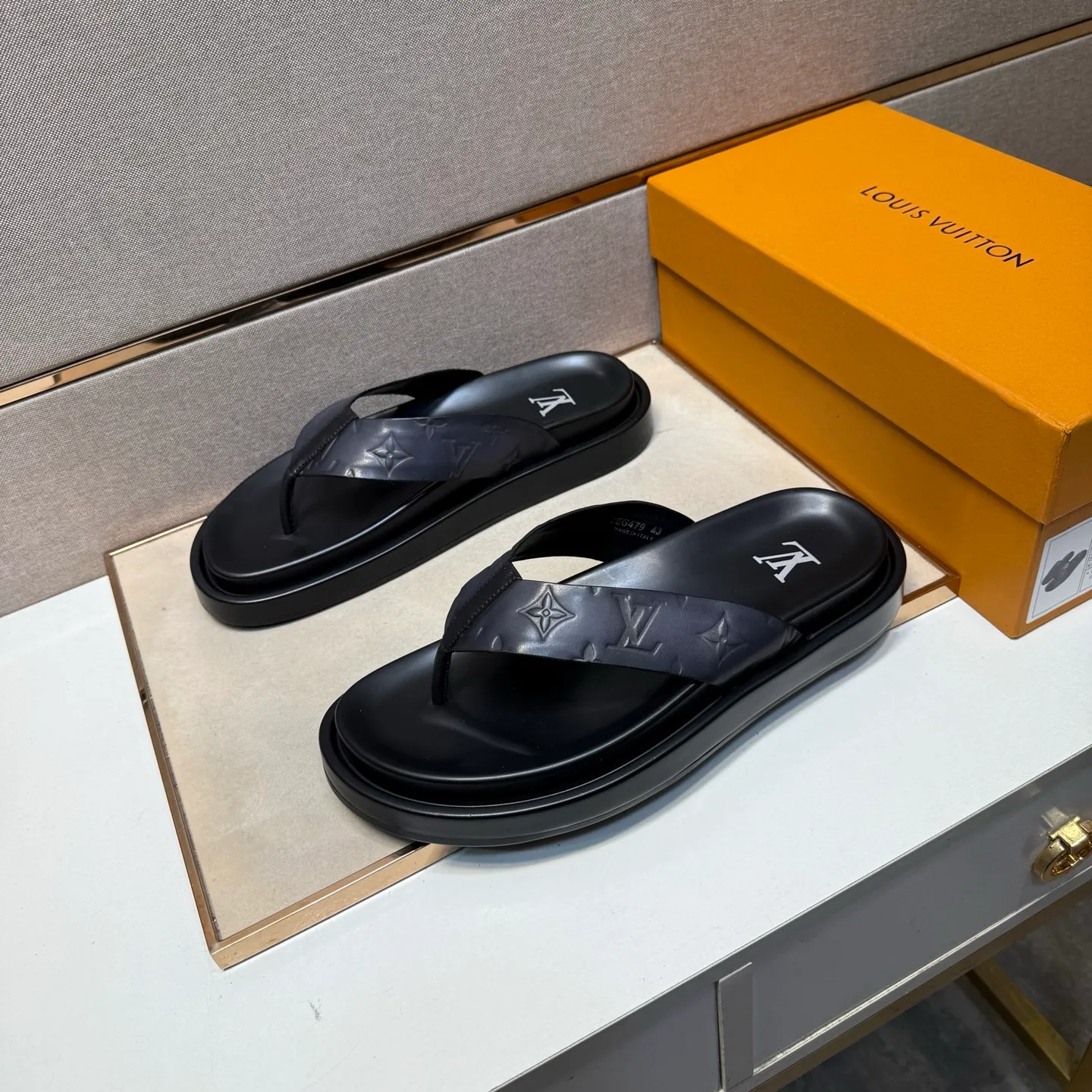 ⬛️Men's shoes 💰p400 [LV～] Men's casual slippers 2025z cabinet sales simultaneously 🔶Size: 39-44#️⃣ 🔷4 colors🔜The upper is made of cowhide stitching➕Genuine leather lining, comfortable and breathable, sole: original comfortable and wear-resistant outsole, ⚠️Real 📱Photographed🎬The real thing is better📢📢📢